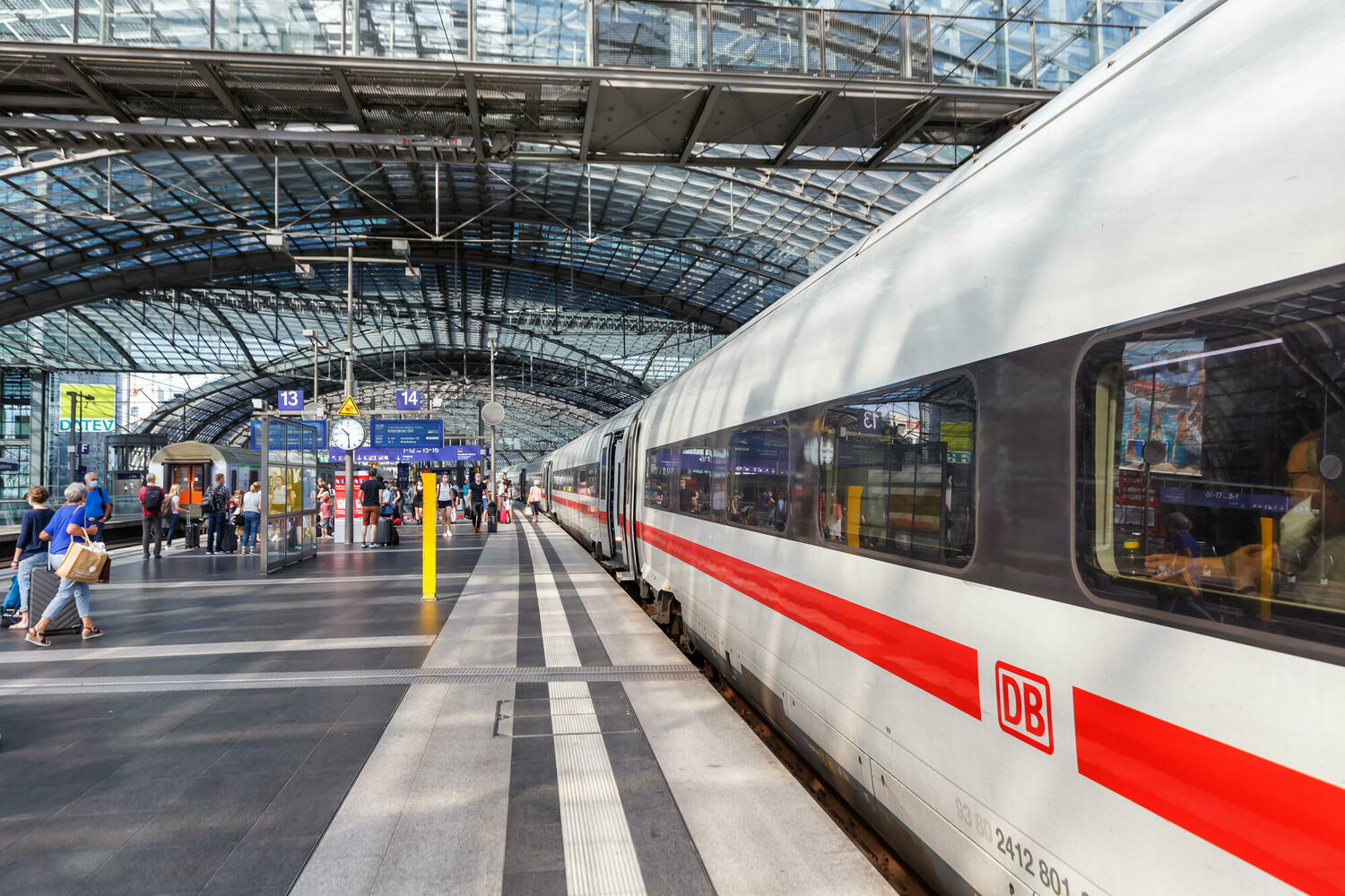  Германия опробует дешевый общественный транспорт: месячный проездной всего за 9 евро 