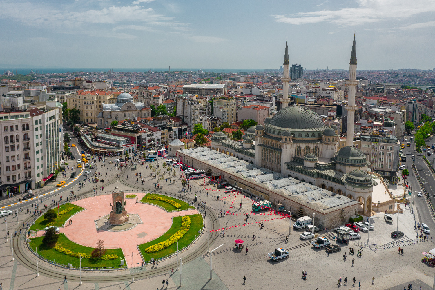 Взрыв в туристическом центре Стамбула. Десятки убитых и раненых
