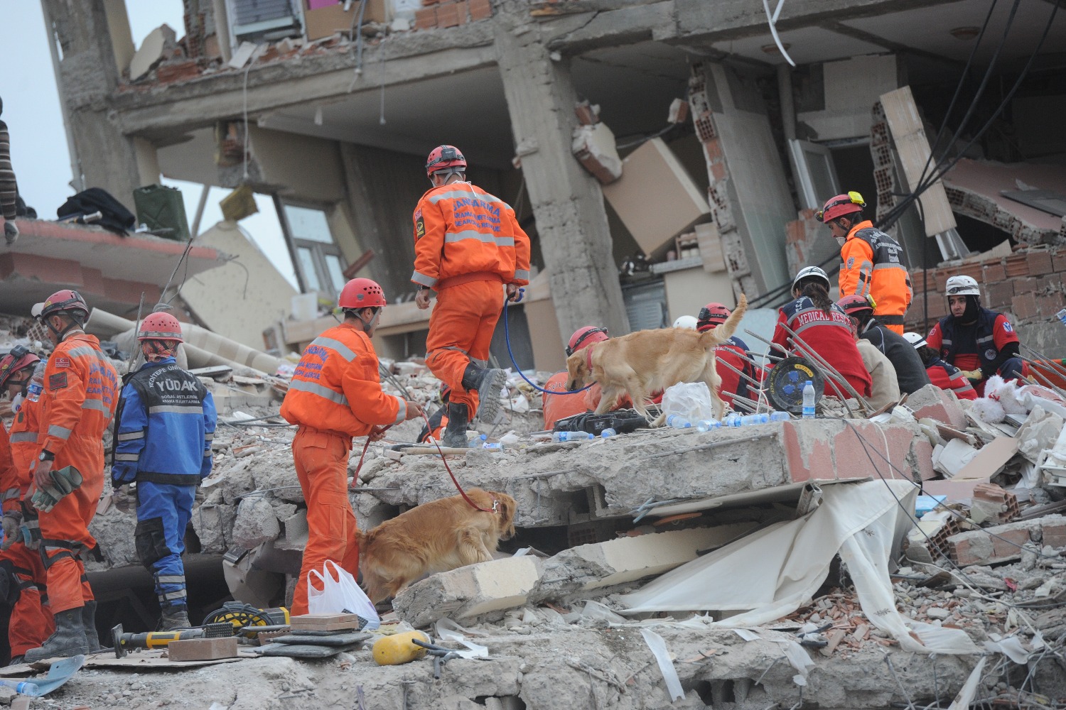  Более 1,300 погибших в Турции и Сирии в самом сильном за столетие землетрясении 