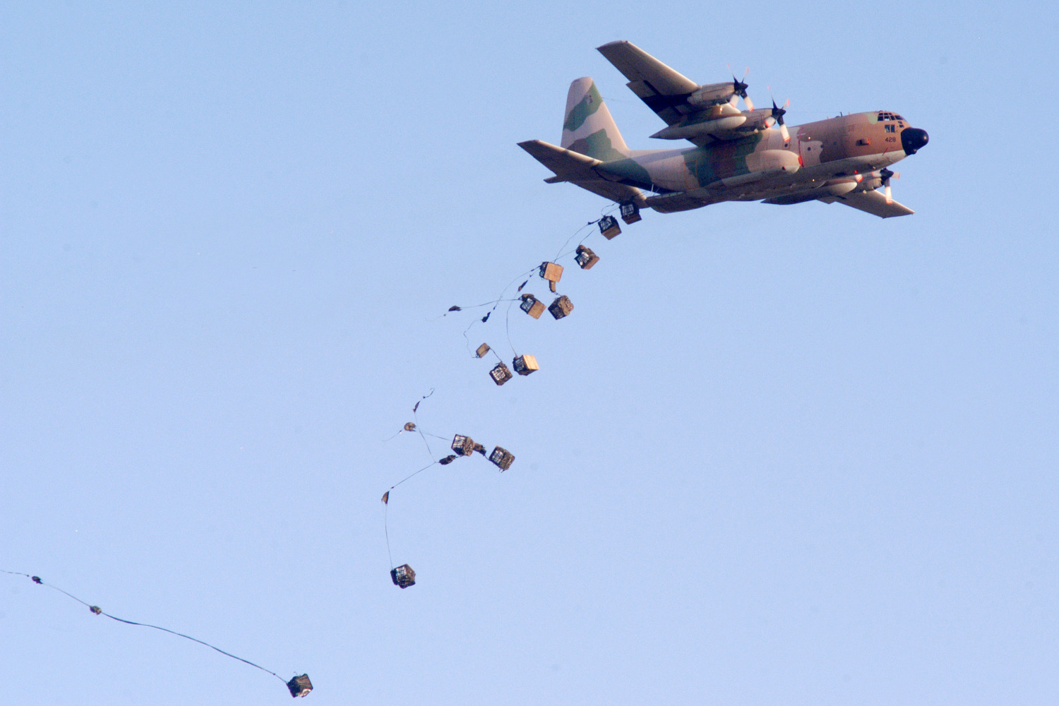 Британия, Франция и Иордания налаживают воздушный мост в Газу: помощь сбрасывают с парашютами