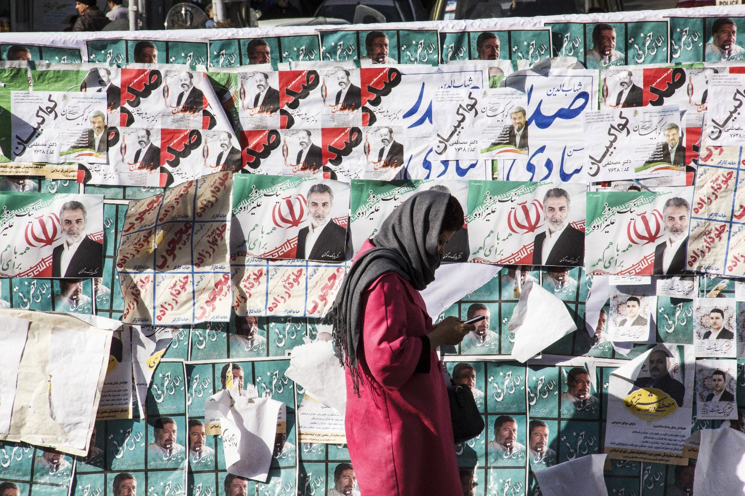 На выборах в Иране рекордно низкая явка. Властям пришлось продлить голосование.