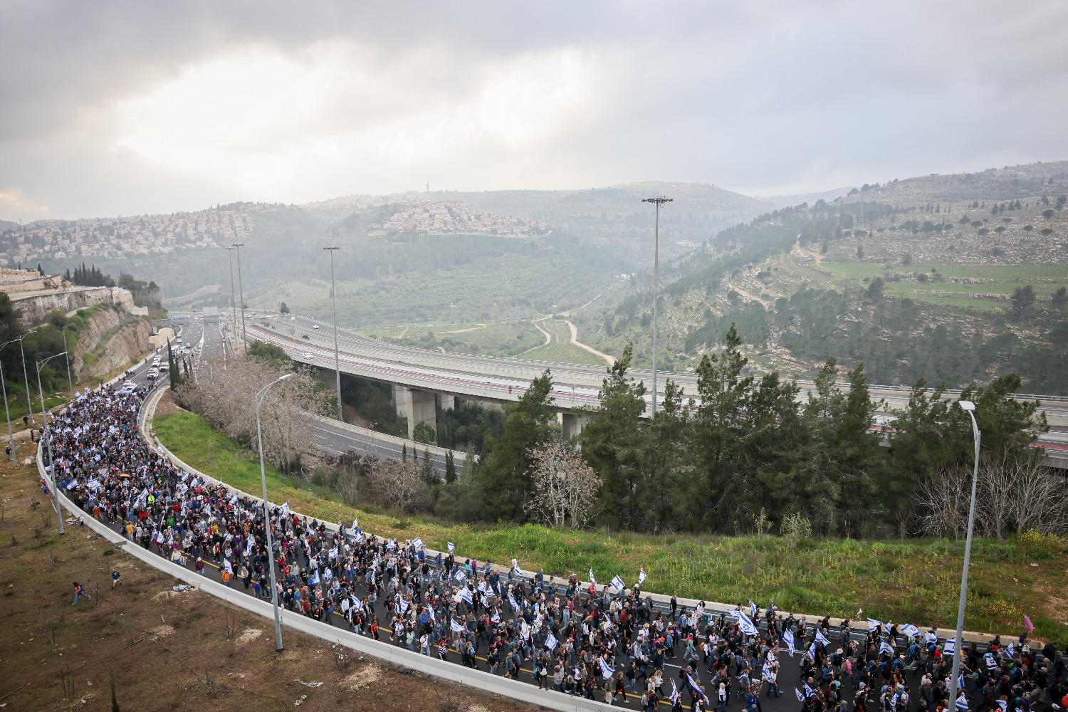 «Освободить сейчас!» Многотысячный марш семей заложников вступил в Иерусалим, демонстрации по всему Израилю