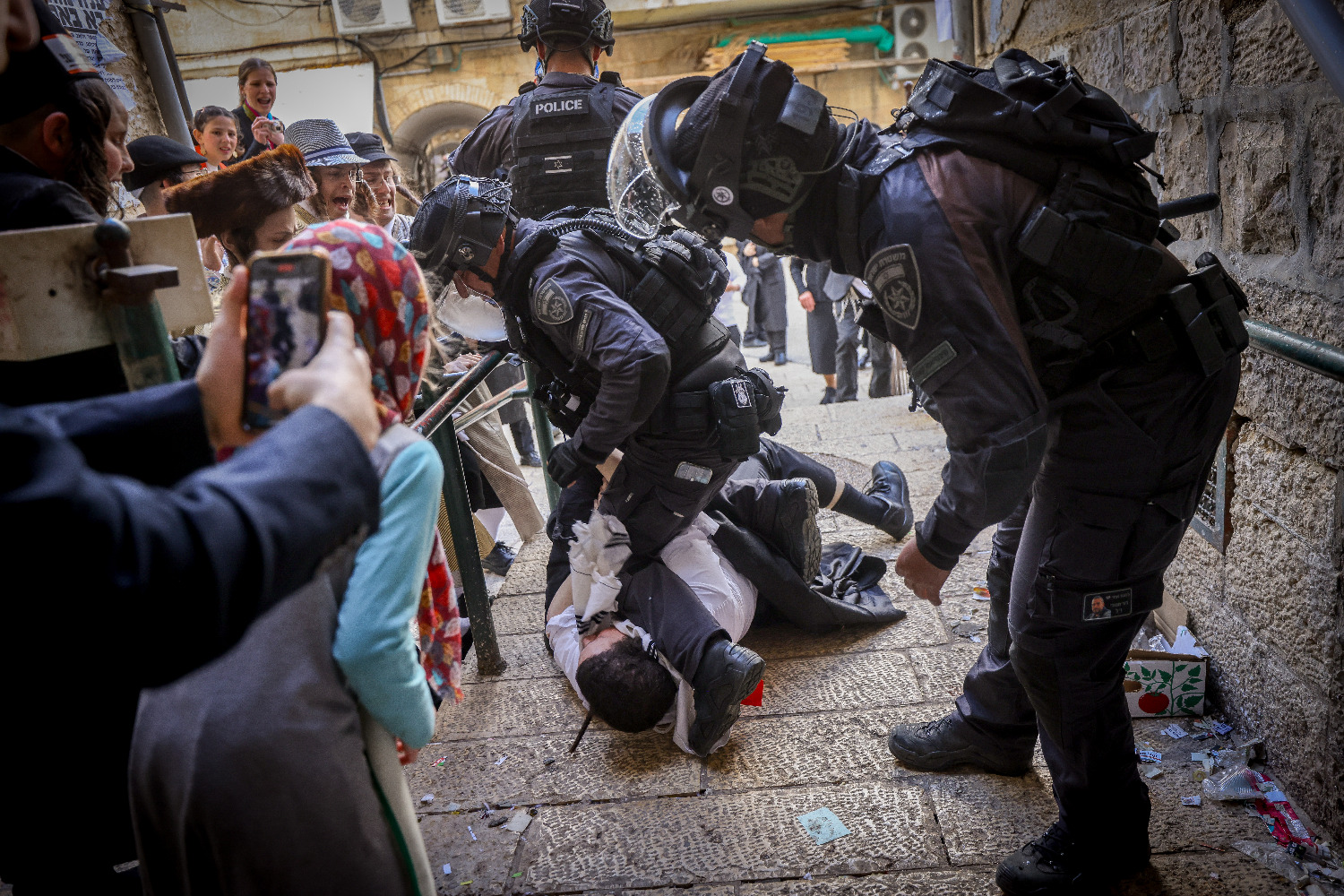 Тяжелые сцены в Иерусалиме: полиция избивает еврейского ребенка в пуримском костюме