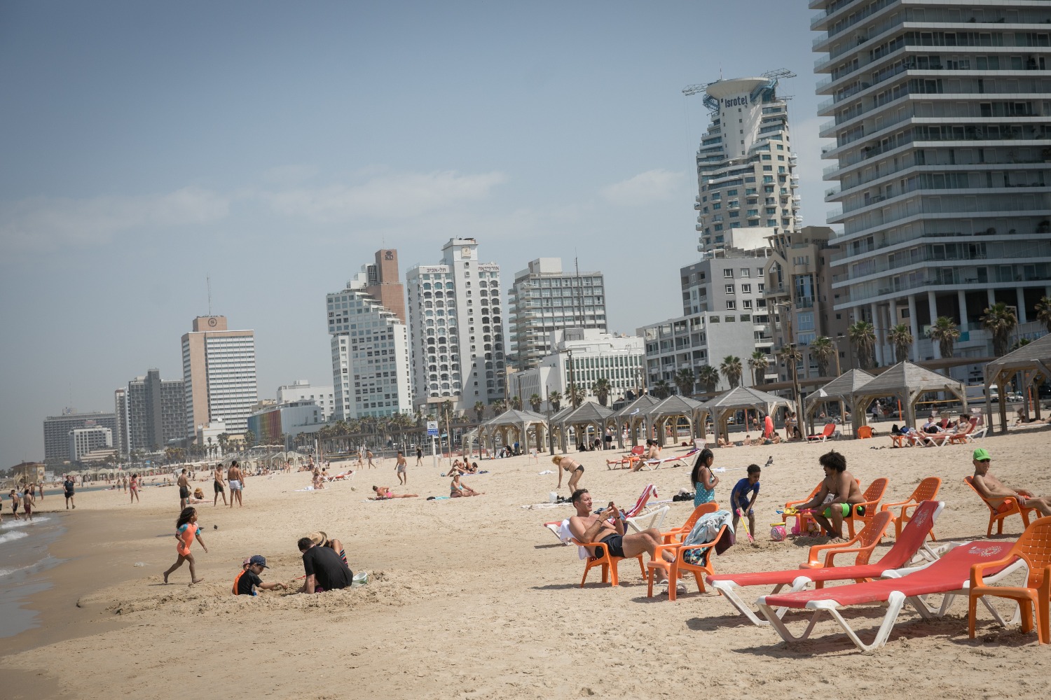 Двое подростков едва не утонули на пляже Тель-Авива
