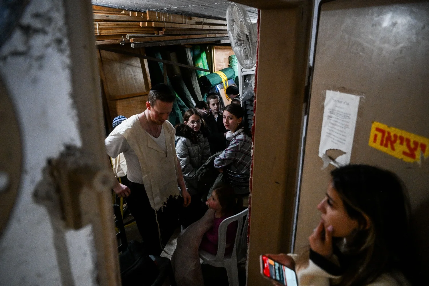  Жители Иерусалима в бомбоубежище.  