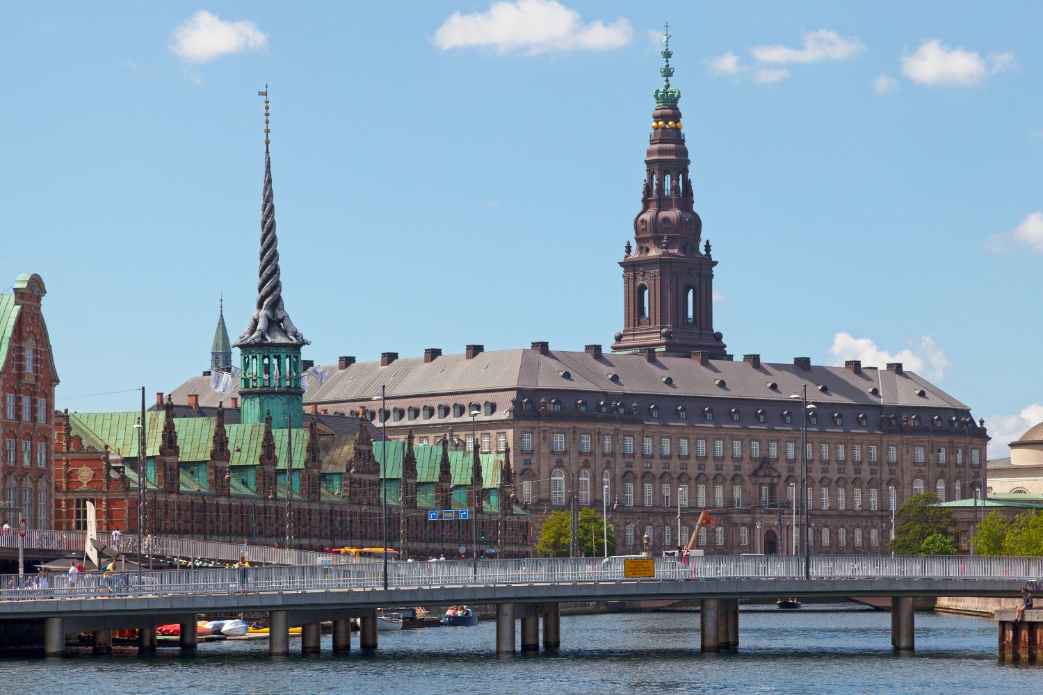 Историческое здание фондовой биржи Копенгагена охвачено пожаром
