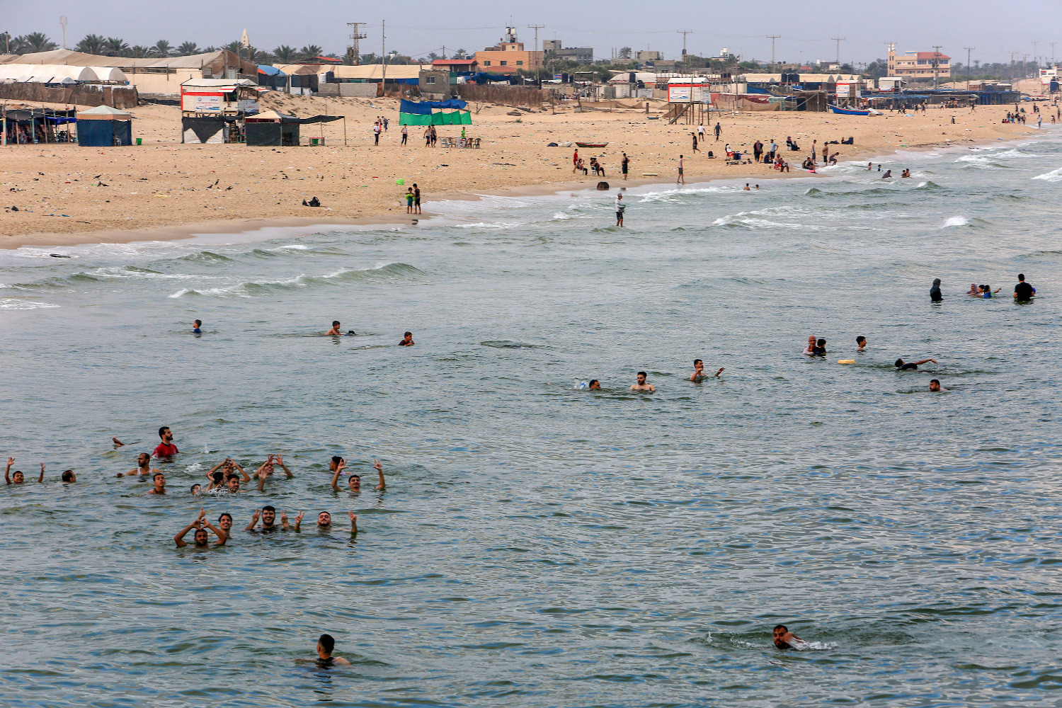 Первое с 7 октября видео мирной жизни из Газы: толпы купальщиков на пляже в Дейр эль-Балах