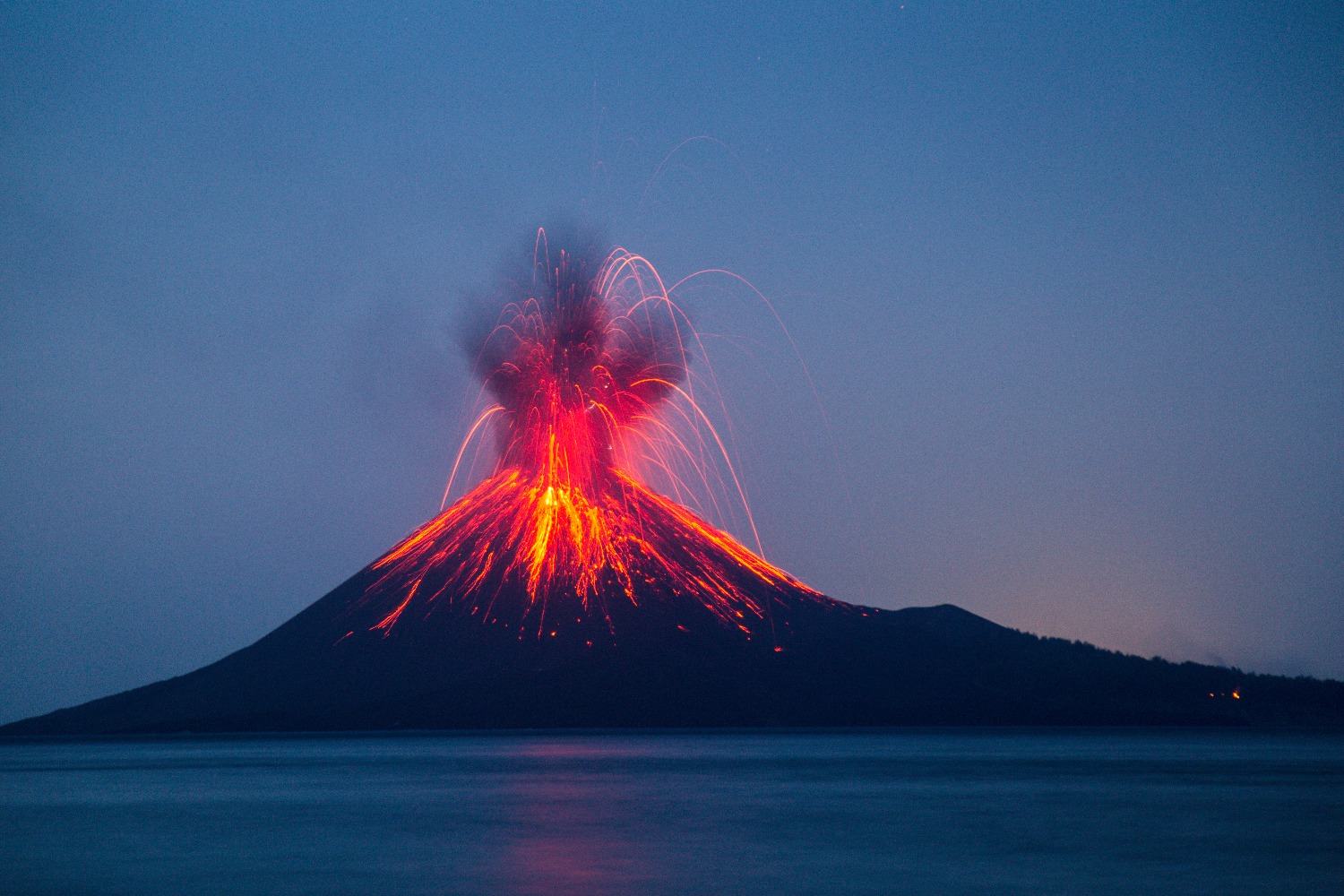 Мощное извержение вулкана в Индонезии, население целого острова эвакуировано