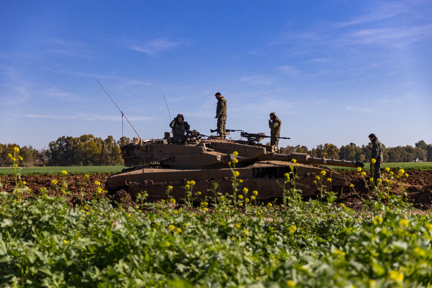 ЦАХАЛ сообщил о ЧП на южной границе Газы: танк наехал на пчелиный улей, 12 солдат в больнице