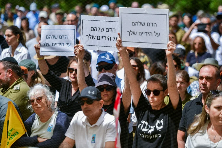 Протесты на военных кладбищах: на министров кричали, от Нетанияху тихо ушли
