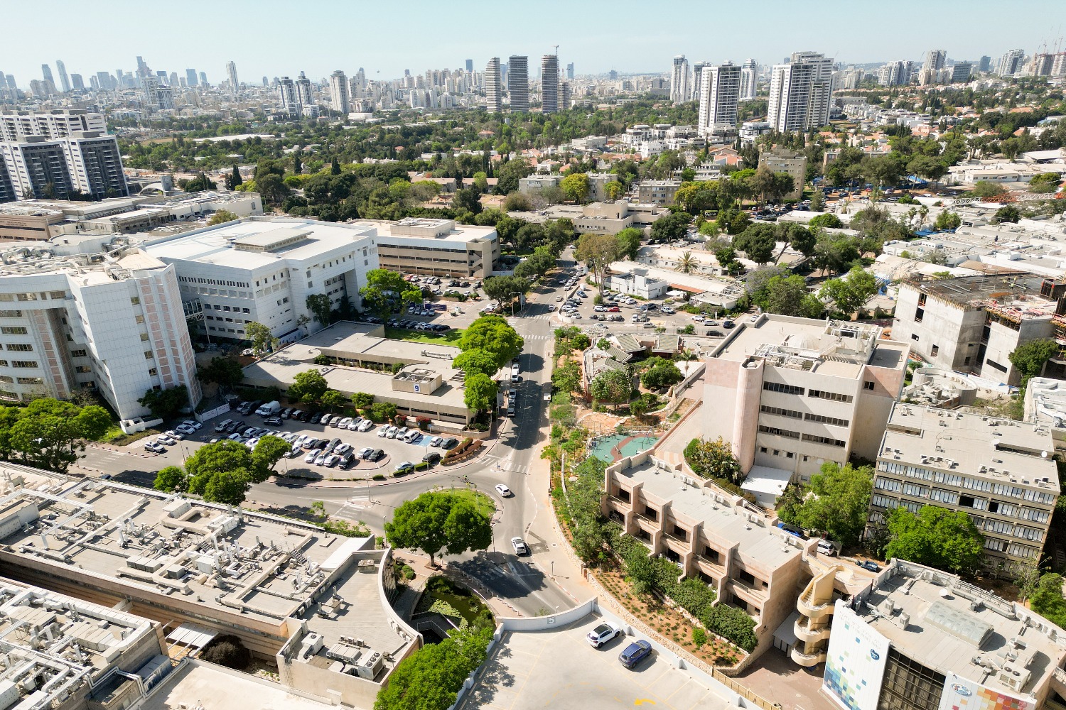 Спустя почти сутки не потушен пожар на военной базе в Тель-Авиве