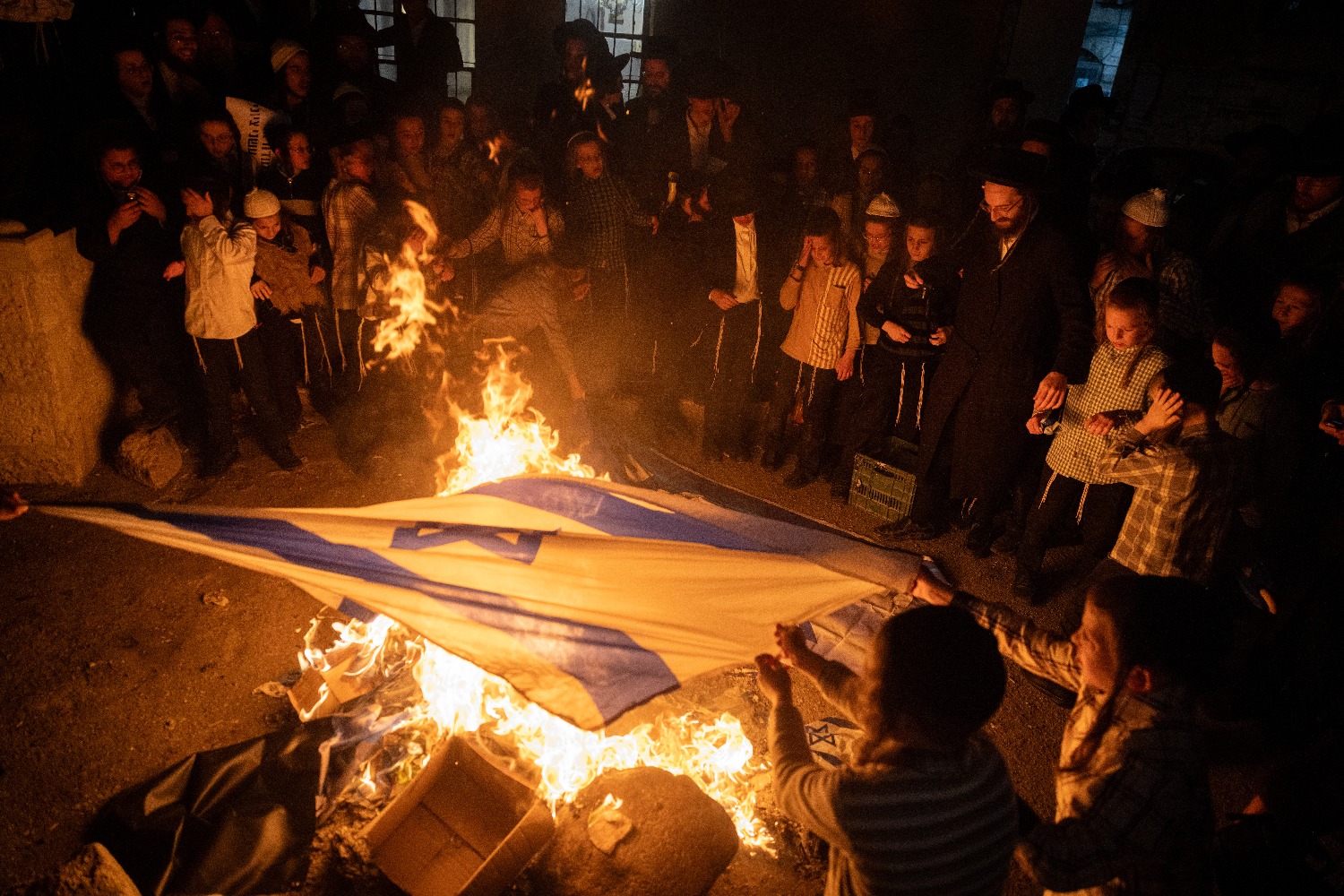 День независимости: “Нетурей карта” жгли израильские флаги и поддерживали палестинцев