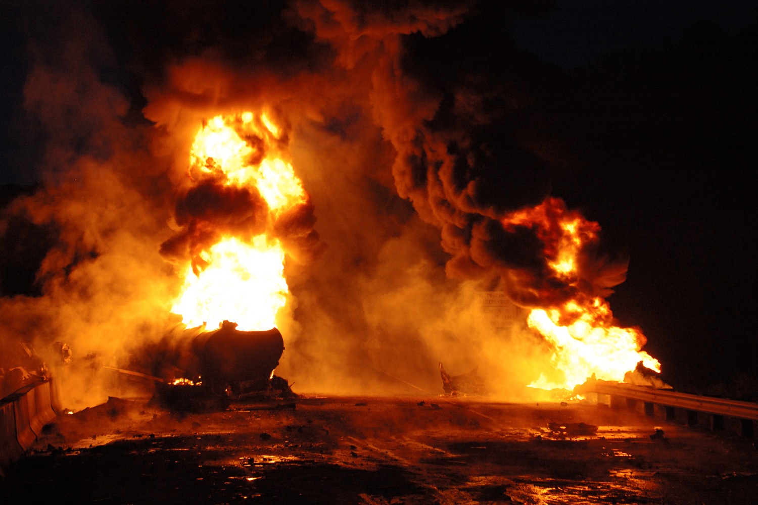 Поселенцы подожгли грузовик, избили водителя и троих военных в Мате-Биньямин