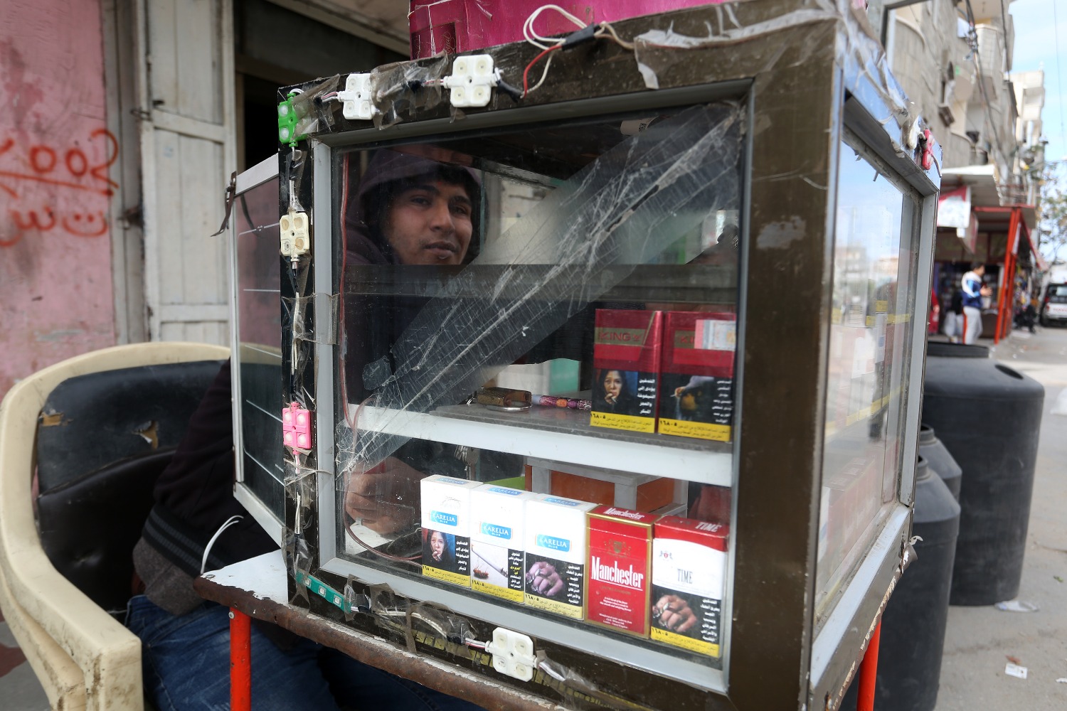 Жители Газы грабят фуры с гуманитарной помощью в поисках котрабандных сигарет