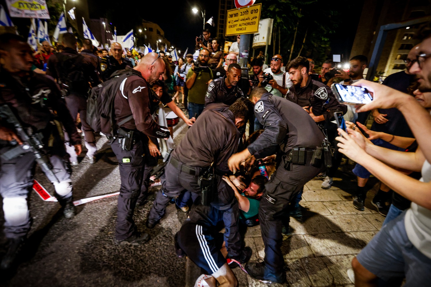 МАХАШ начнет расследование полицейского насилия на субботней демонстрации в Тель-Авиве