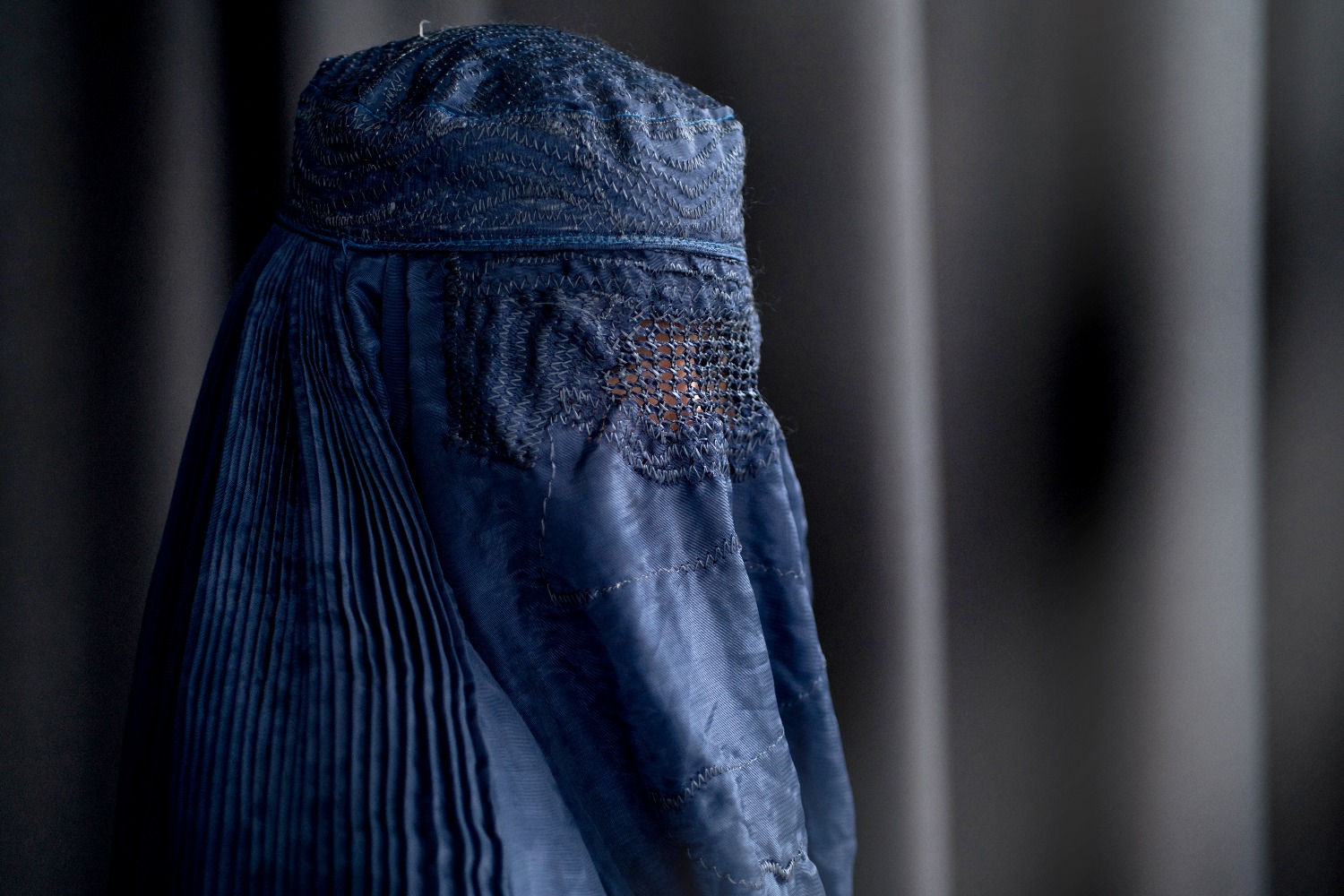 The Guardian: Талибы изнасиловали женщину на камеру и потом шантажировали ее записью