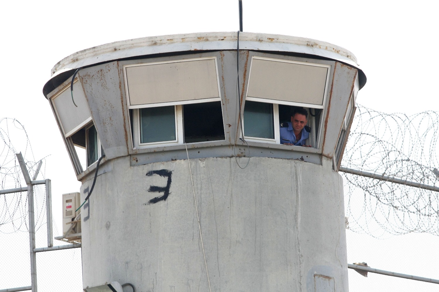 Нетанияху ответил БАГАЦ: тюрьма Сде Тейман для временного решения