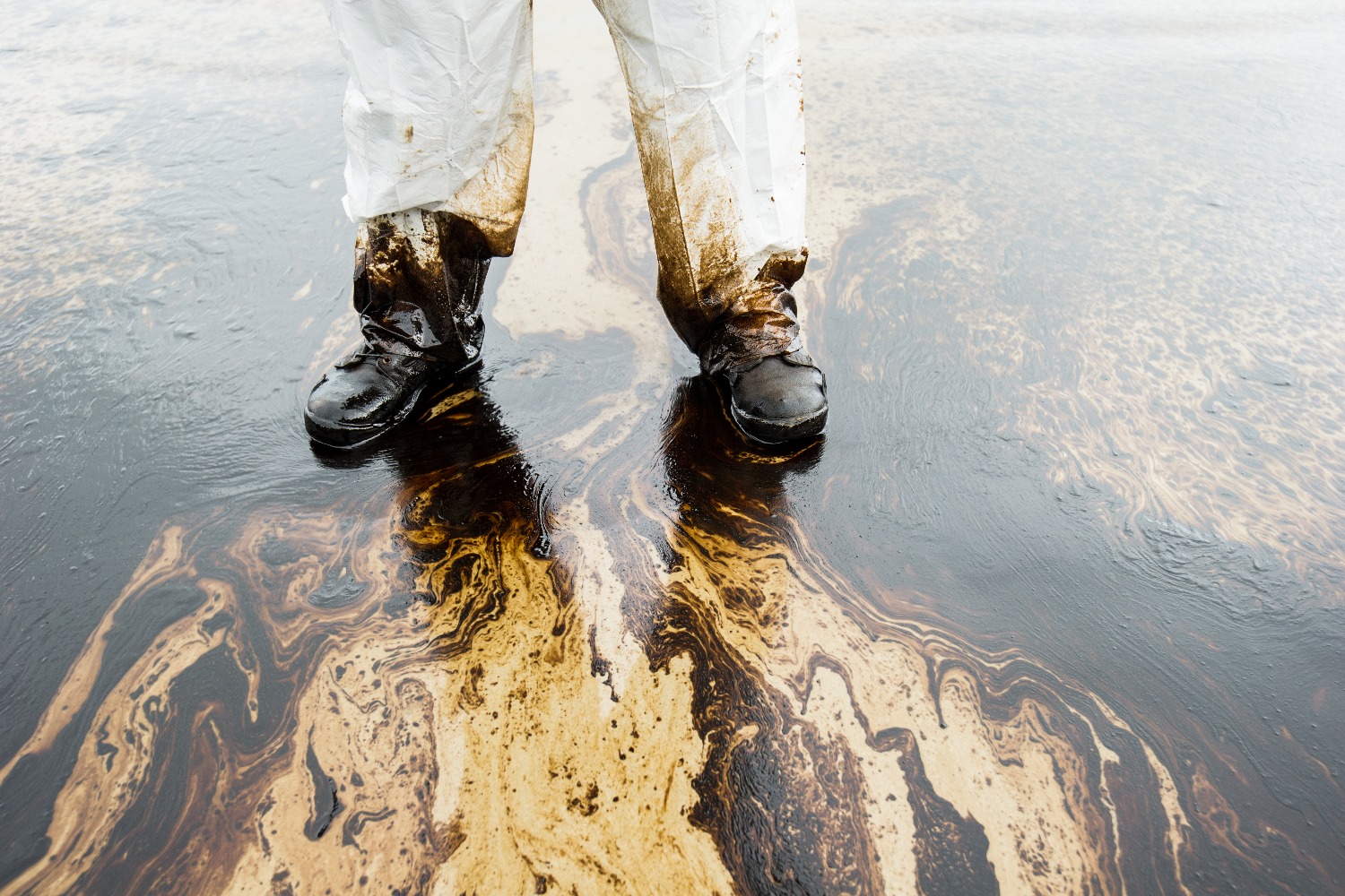 Возле кратера Рамон утечка нефти и серьезное загрязнение почвы
