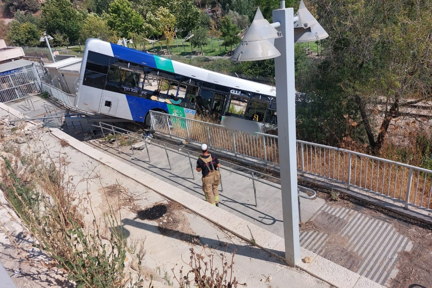 Автобус в Иерусалиме скатился в овраг: восемь человек ранено