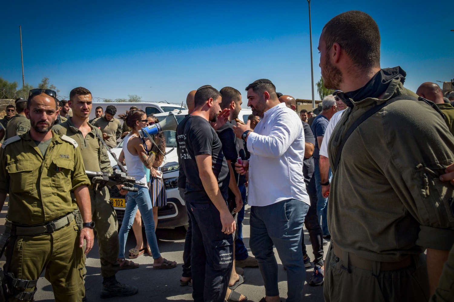 Разъяренная толпа ворвалась в военный суд возле Бейт-Лида